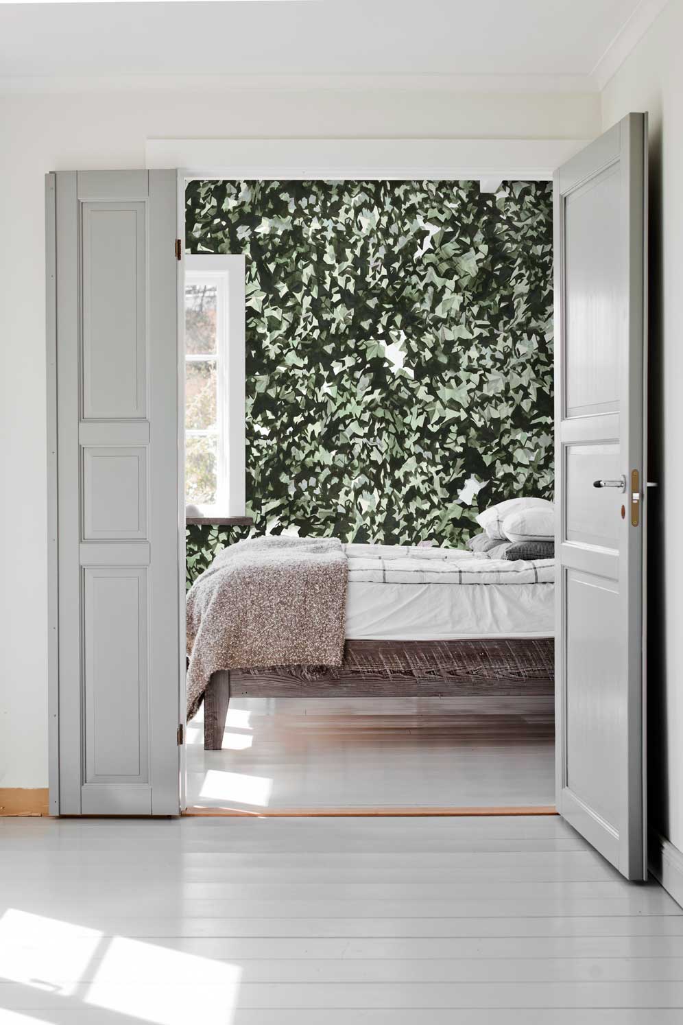Grey & Green Trendy Ivy Nature Wallpaper hero image